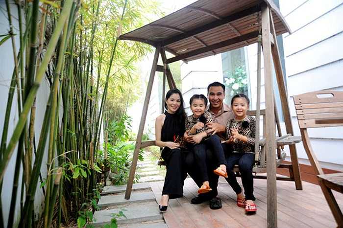 Quyền Linh và vợ con hạnh phúc trong ngôi biệt thự sang trọng và tiện nghi.