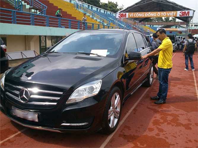 Phương tiện đi lại của Quyền Linh là chiếc Mercedes màu đen.