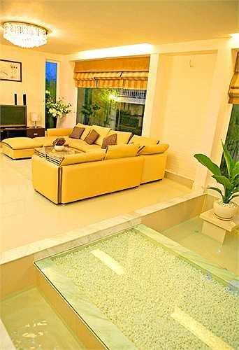 Phòng khách rộng rãi và thoáng đáng với bộ sofa đắt tiền.