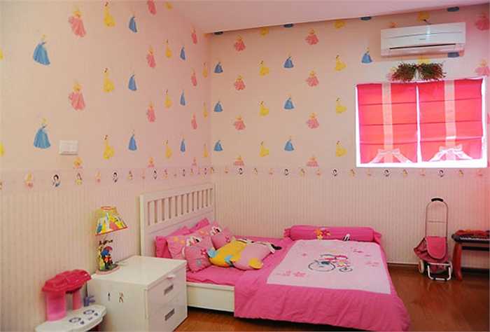 Phòng ngủ của cô con gái lớn nhà Quyền Linh - Bé Lọ Lem.