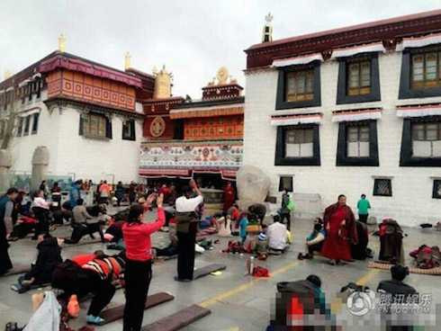 Vương Phi đi Tây Tạng lễ bái.