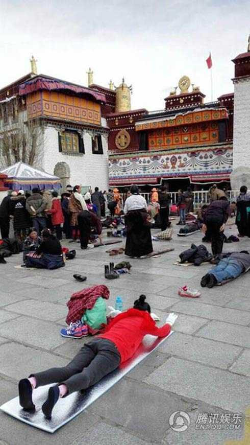 Nữ diva nổi tiếng ăn mặc khá đơn giản và quỳ lạy như các tín đồ khác.