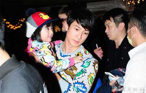 Ngô Tôn và con gái trong vòng vây của phóng viên và fan.