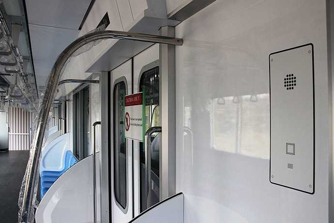 Mỗi bên thành toa xe có 4 cửa loại 2 cánh với cánh cửa rộng 500mm, cao 1.850mm.