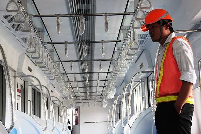 Tay vịn và móc nắm được lắp đặt trong toa để đảm bảo an toàn cho hành khách. 