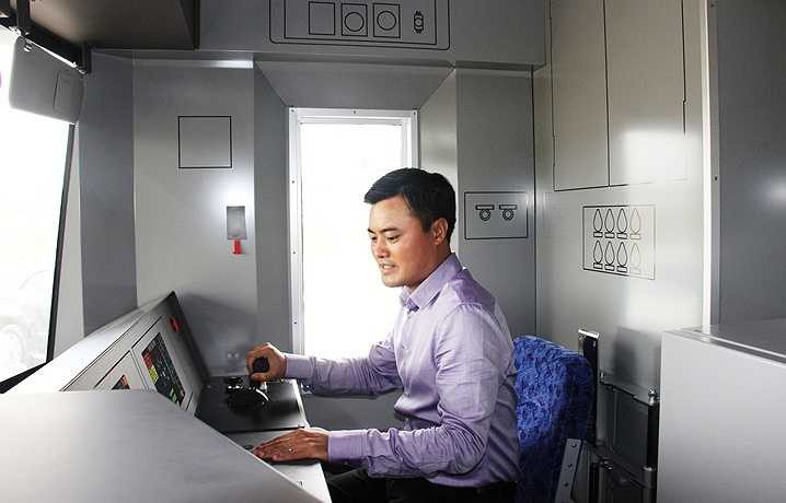 Buồng lái được bố trí hai đầu của đoàn tàu có chiều rộng bằng chiều rộng toa xe và kín hoàn toàn. 