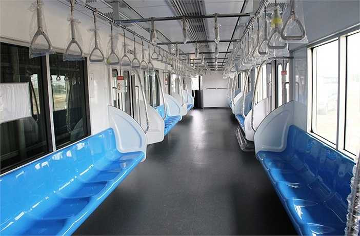 Hình ảnh con tàu với màu xanh da trời thể hiện vẻ ngoài tươi trẻ, mạnh mẽ và dịu dàng, phần đầu con tàu bo tròn về phía dưới làm nổi bật hình dáng 3D tạo ra một cái nhìn sắc nét về tính hài hòa và năng động của con tàu.