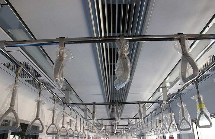 Tàu có 3 toa xe, tổng chiều dài đoàn tàu 61,5m (3 toa).