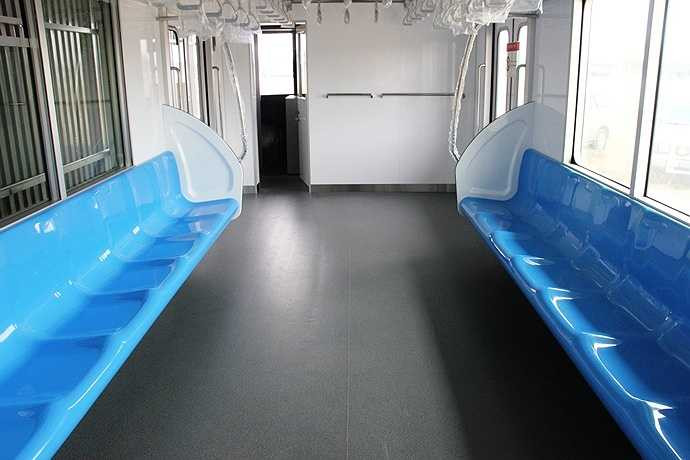 Năng lực vận chuyển với 930 hành khách với mật độ hành khách đứng: 8 người/m2, toa có động cơ và cabin (Mc): 340 hành khách (48 người ngồi và 256 người đứng). Toa kéo không có động cơ và cabin (T): 322 hành khách (51 người ngồi và 271 người đứng).