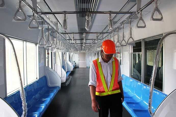 Ghế ngồi có khoảng trống bên dưới lắp dọc theo thành xe được chế tạo bằng nhựa gia cường sợi thủy tinh.