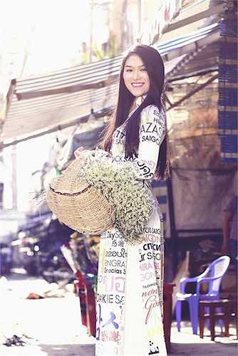 Nữ diễn viên 'Hiệp sỹ mù' tỏ ra rất hào hứng khi được hoà vào không khí tươi mới, rực rỡ của ngày tết ở nơi đây. 