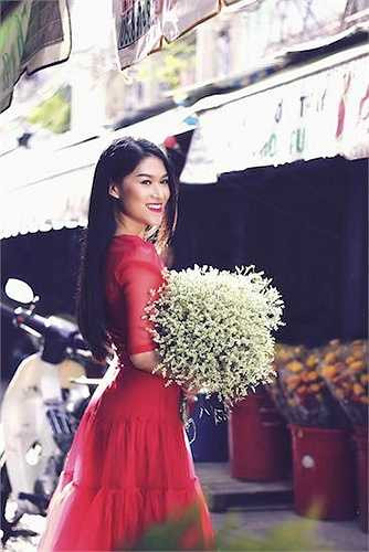 Trong những hình ảnh mới nhất, Ngọc Thanh Tâm khoe vẻ rạng rỡ, xinh đẹp trong các trang phục mà cô yêu thích. 