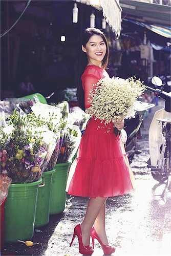 Ngoài những bộ váy trẻ trung, phong cách, Ngọc Thanh Tâm còn rất nữ tính, dịu dàng trong bộ áo dài của NTK Công Trí.