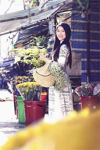 Đây cũng là trang phục từng được Ngọc Thanh Tâm mặc khi tham gia Tuần lễ phim lớn ở Ý và gây được dấu ấn mạnh với đồng nghiệp, bạn bè quốc tế. 