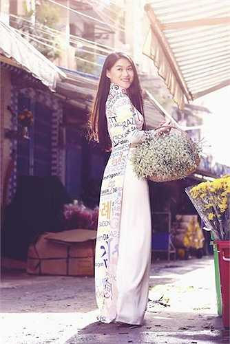 Không bỏ lỡ những cảnh đẹp ở chợ hoa, Ngọc Thanh Tâm còn thực hiện một bộ hình đầy ấn tượng, cá tính. 