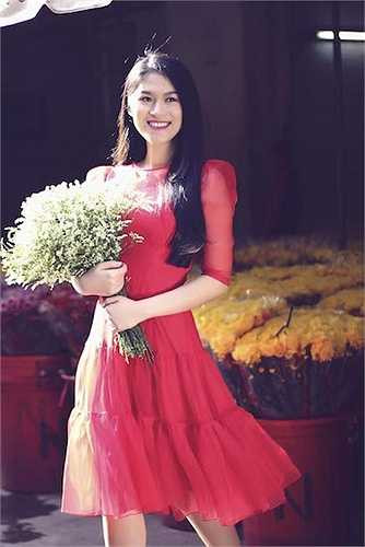 Cô cũng không ngại tạo dáng dưới ánh nắng chói chang để có được những hình ảnh đẹp nhất trong dịp đầu năm. 