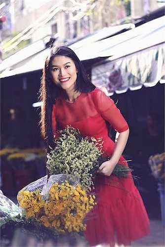 Năm nay, tôi tự tay sắm sửa, trang hoàng nhà cửa theo ý thích của mình chứ không để mẹ vất vả, bận rộn như mọi năm. Ngoài ra, tôi còn dành khoảng tiền mình tiết kiệm được từ tiền đóng phim, đóng quảng cáo để mừng tuổi mẹ, mừng tuổi chú Đàm Vĩnh Hưng và góp một phần vào các quỹ từ thiện ủng hộ người nghèo trên cả nước. 