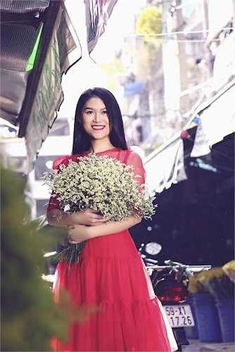 Ngoài ra, cô còn dành khoảng tiền mình tiết kiệm được từ tiền đóng phim, đóng quảng cáo để mừng tuổi mẹ, mừng tuổi chú Đàm Vĩnh Hưng và góp một phần vào các quỹ từ thiện ủng hộ người nghèo trên cả nước.