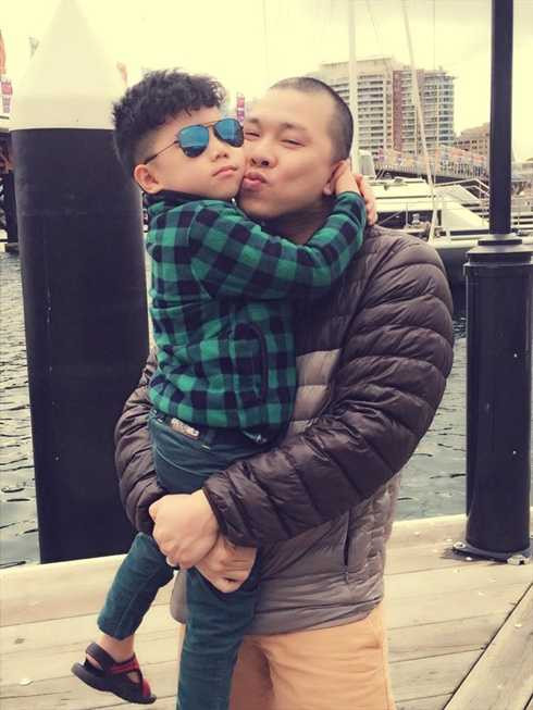 Diễn viên Hải Anh nồng nàn hôn vợ trên đất Australia