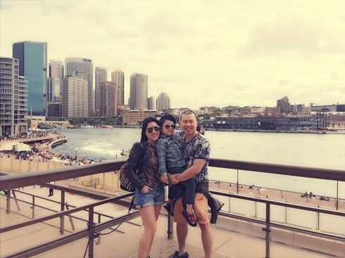 Diễn viên Hải Anh nồng nàn hôn vợ trên đất Australia