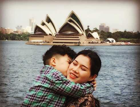 Diễn viên Hải Anh nồng nàn hôn vợ trên đất Australia