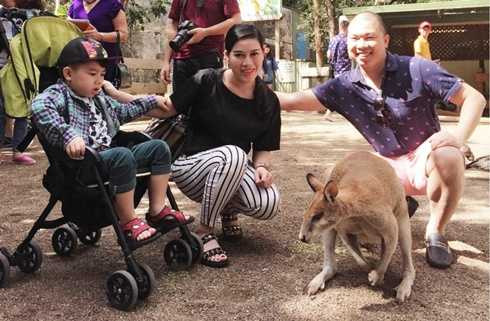 Diễn viên Hải Anh nồng nàn hôn vợ trên đất Australia