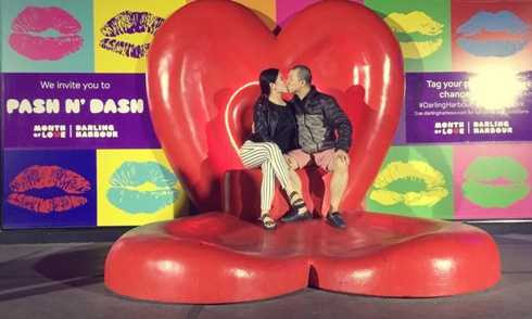 Diễn viên Hải Anh nồng nàn hôn vợ trên đất Australia