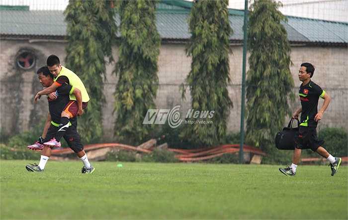 Trợ lý HLV Miura cõng Hồ Phúc Tịnh rời sân. Rõ ràng, nếu không đủ thể lực, cầu thủ U23 khó theo được giáo án hiện tay của ông thầy người Nhật