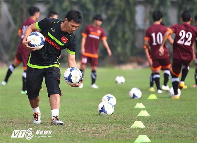 Trợ lý Trần Công Minh hỗ trợ HLV Miura