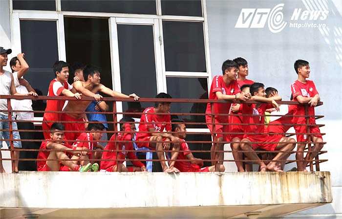 Các cầu thủ trẻ Viettel theo dõi bài tập của U23 Việt Nam