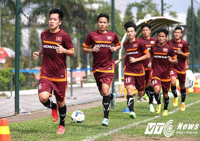 Sau màn chạy nhẹ khởi động làm nóng, các cầu thủ đã phải tập chuyền bóng ít chạm với cường độ rất cao.