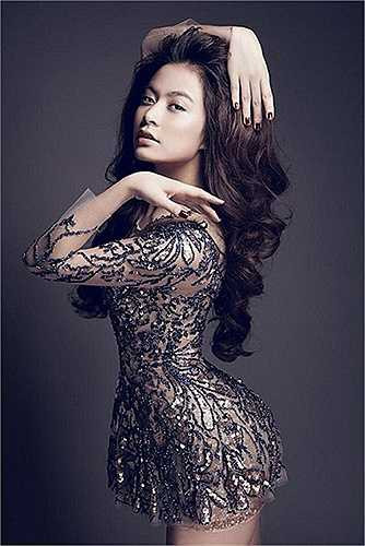 Từ trang phục đời thường đến khi xuất hiện trên sân khấu, Hoàng Thùy Linh luôn thu hút mọi ánh nhìn bởi vẻ nóng bỏng.