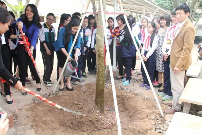 Học sinh hào hứng trồng cây đầu năm mới