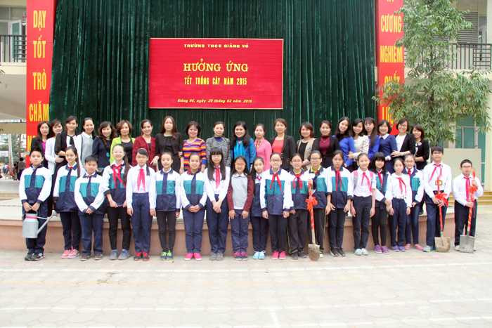 Học sinh hào hứng trồng cây đầu năm mới