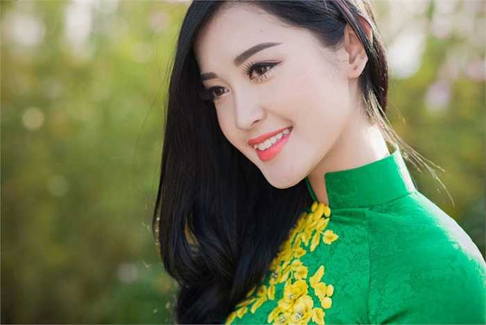 Trong những bộ ảnh tưởng chừng rất đơn giản, diện áo dài giữa vườn hoa, Huyền My đều cuốn hút mọi ánh nhìn.