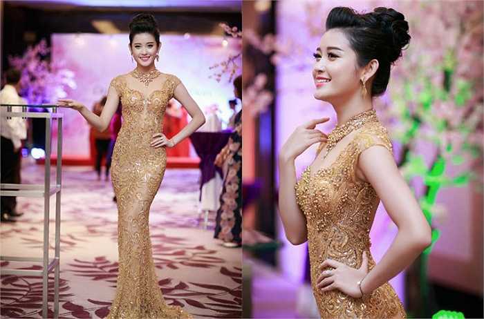 Từ trang phục đến cách trang điểm đều được người đẹp đầu tư cầu kỳ.