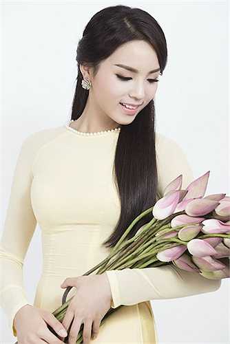 Từ trang phục đến cách trang điểm đều được Kỳ Duyên đầu tư chau chuốt.
