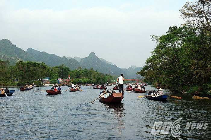 Xuân về ta đi trẩy hội chùa Hương, trên hành trình về với miền đất lành, con Suối Yến mộng mơ lại càng làm du khách thêm ngẩn ngơ mà ngắm nhìn vẻ đẹp của đất Phật khi mùa xuân đang gõ cửa...