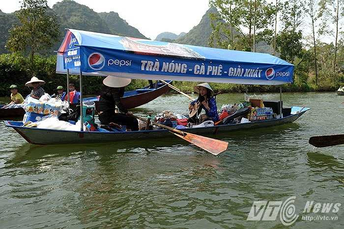 Những làn điệu quan họ ngọt ngào, dập dìu cùng tiếng sóng vỗ mạn thuyền khiến du khách ngẩn ngơ…