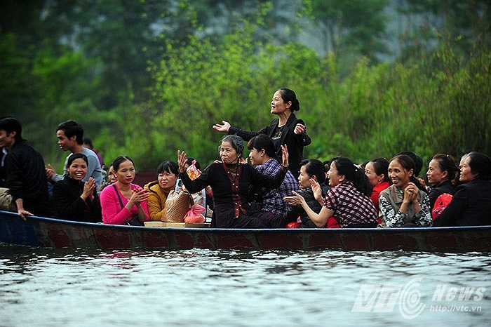 Hoặc cùng hòa chung tiếng hát trong niềm hân hoan, vui thích khi đi lễ chùa đầu năm.