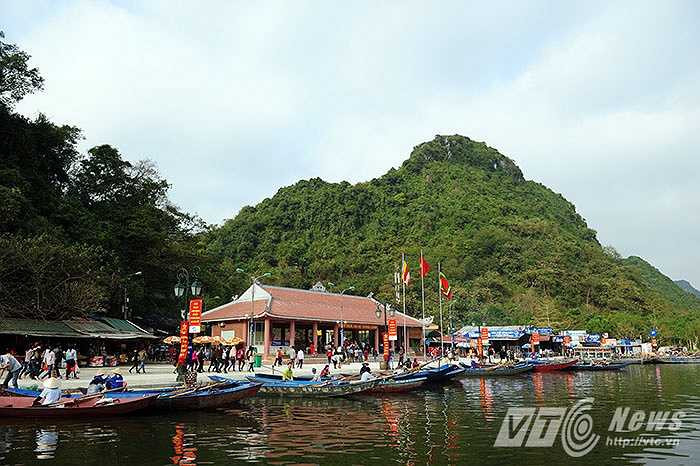 Xuôi dòng suối Yến, những chiếc đò đưa du khách cập bến đền Trình, chặng đầu tiên trong chuyến hành trình tâm linh về miền đất Phật.