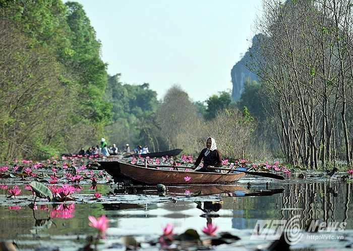 Một điểm thú vị khác khi thưởng ngoạn cảnh đẹp trên suối Yến, đó là những lời kể, những câu chuyện không đầu cuối nhưng ngân nga, cuốn hút về sự tích cảnh vật nơi đây của những người lái đò.