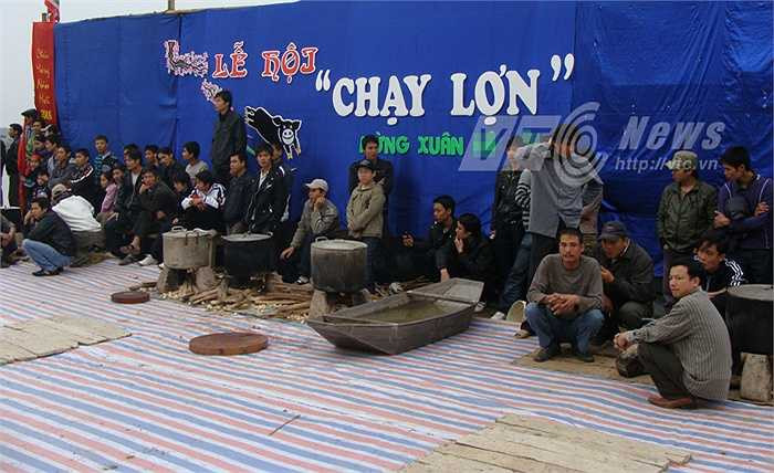 Thời gian gần đây, cả nước xôn xao với chuyện chém lợn giữa sân đình ở một ngôi làng ở Bắc Ninh. Thế nhưng, ít ai biết rằng, ngay tại thủ đô, cũng có một “lễ hội máu me” với loài lợn. Lễ hội đó được gọi với cái tên khá lạ, đó là Chạy lợn.