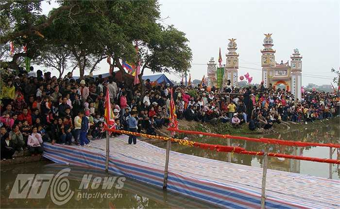 Lễ hội Chạy lợn diễn ra tại đình làng Duyên Yết (Hồng Thái, Phú Xuyên, Hà Nội) vào ngày mùng 7 Tết hàng năm.
