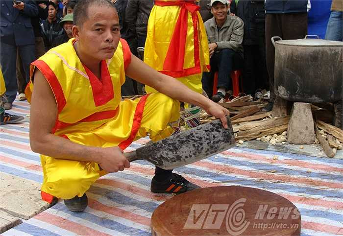 Đồ nghề của những người mổ lợn ở đây không giống bất cứ đồ nghề dành cho việc mổ lợn ở đâu. Đáng chú ý là chiếc búa gỗ to bằng bắp đùi và chiếc dao rựa bản to 20 cm, dài 50 cm và nặng tới 8 kg, vô cùng sắc lẹm.