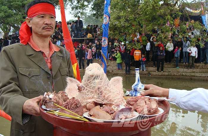 Chỉ khoảng 1 phút 50 giây, 20 tráng đinh của xóm 2 đã mổ xong lợn, luộc xong các thứ ngon từ con lợn và bày lên mâm lễ dâng Thành Hoàng làng. 