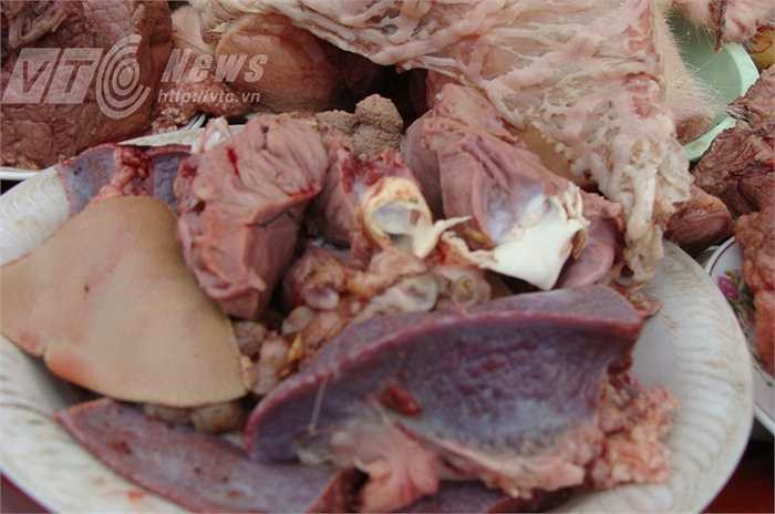 Những sản phẩm trên mâm lễ dâng thần gồm thủ lợn, đuôi lợn, tề vai (thịt vai), tề mông, gầu o (ức), gầu bụng, đĩa tiết và đĩa ngũ tạng gồm tim, gan, phổi, lá lách, cật, đĩa muối, trầu cau và thẻ hương.