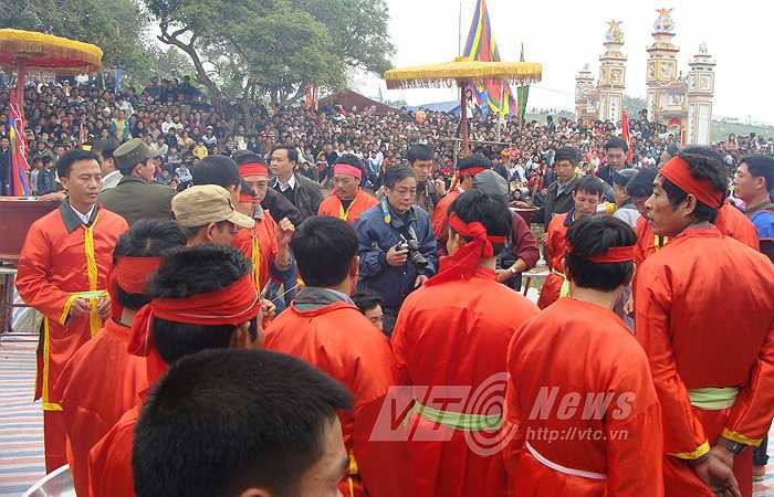 Tại lễ hội này, người dân trong làng sẽ tiến hành cuộc thi mổ lợn thần tốc ngay tại sân đình trước sự chứng kiến của hàng vạn du khách. Chính vì hành động mổ lợn thần tốc, mà hình ảnh giết lợn thực sự gây ám ảnh với những người yếu vía.