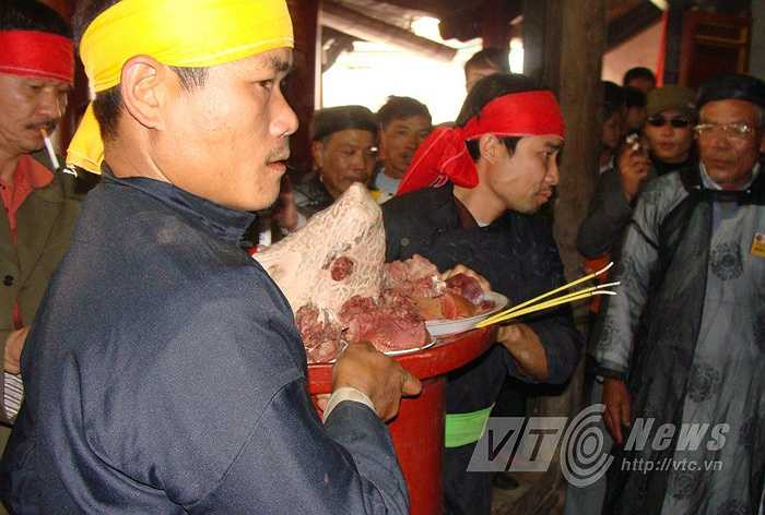 Sản phẩm trên mâm cúng phải đảm bảo gồm các món ở phần trên con lợn, phần dưới con lợn, phần trong con lợn, phần ngoài con lợn… với ý nghĩa khuyên răn con người sống phải có trên có dưới, có trước có sau, có trong có ngoài…