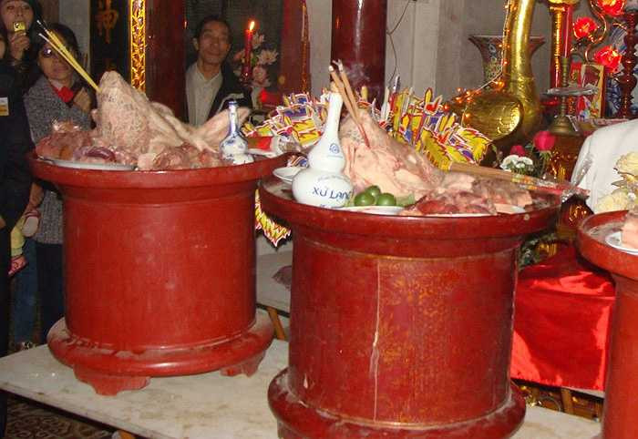 Lá mỡ chài ngoài dạ dày lợn được tráng nước nóng, phủ lên đầu lợn với ý nghĩa “nhiễu điều phủ lấy giá gương…”.